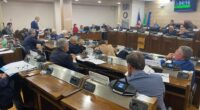 Il Consiglio regionale della Basilicata si è occupato di Stellantis, solito invito che non costa  niente e non impegna nessuno per la tutela e il rilancio dello stabilimento. Salva solo la faccia ai capi sindacali ed ai politici che hanno accettato ogni scelta dell’azienda pagata dagli operai con licenziamenti e intensificazione dello sfruttamento.