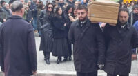 Lasciano che gli operai lavorino in condizioni di alta pericolosità. Lo sanno, ma non intervengono, per non disturbare padroni grandi e piccoli. Poi ai funerali preti, politici ed autorità recitano la farsa di chi è addolorato per tutte queste “tragiche morti”