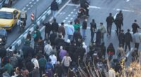 La ripresa delle proteste, partita dalla serrata dei commercianti del Gran Bazar di Teheran, si è estesa ad altre città ed ha coinvolto studenti, lavoratori poveri, soprattutto giovani. Il documento allegato prodotto dalle forze di opposizione ne traccia i contenuti.